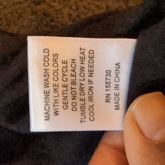 Jane Delancey| Black V-Neck T-shirt With Patterned Netted Sleeves Cotton - Picture 12 of 12